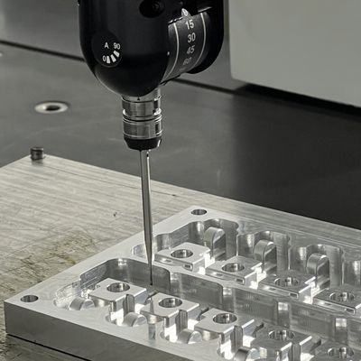 Fabbricazione di macchinari per la lavorazione dei prototipi di stampaggio a iniezione con utensili rapidi in titanio CNC
